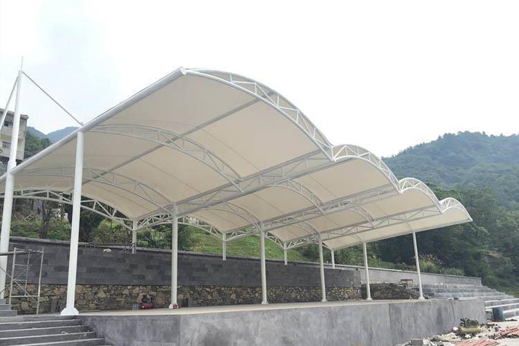 具有很强的抵抗强侧向载荷的灵活性，因此其抗震性能很好