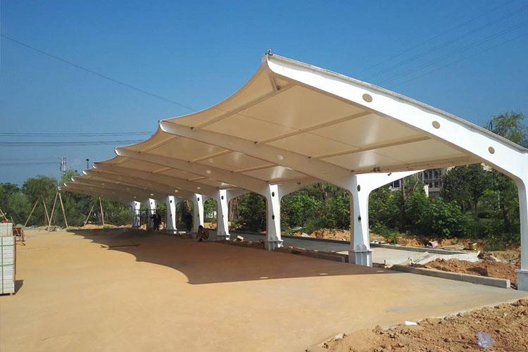 由于膜结构车棚产品的膜材富含阻燃成分和抗高温成分，这也是它防震性精髓所在