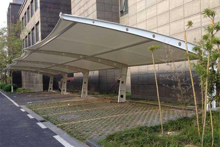 膜结构车棚还有装置快捷，迅速，外型好，工期短扩大性强等优点