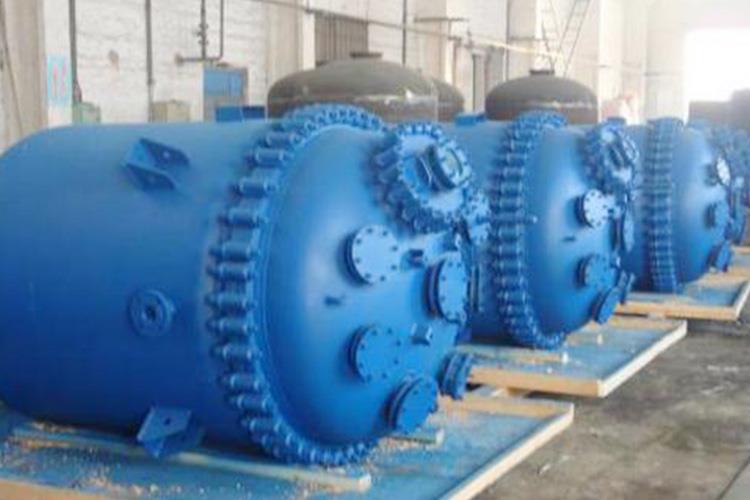 压力容器还配有可靠装置、表计及完全不同生产工艺作用的内件