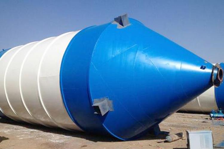 罐体上装有料位系统可以显示物料的位置和分量，破洞装置可以避免物料沉积太久而造成的结实