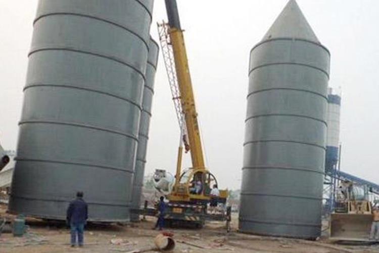 罐体上装有料位系统，能够显示物料的位置和多少，破洞装置可以解除物料沉积太久而造成的结实