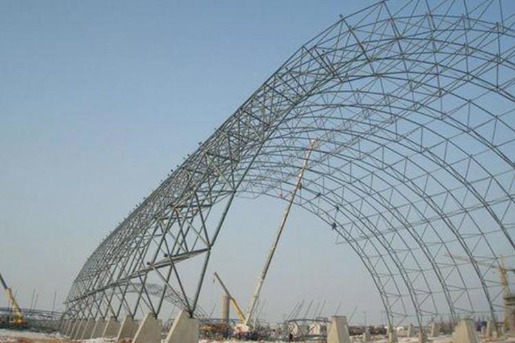 网架工程便于生产，产品质量高，现场拼装容易，可提高施工速度