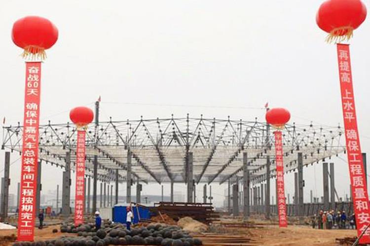 由很多杆件通过节点，按照一定规律组成的网状空间杆系结构