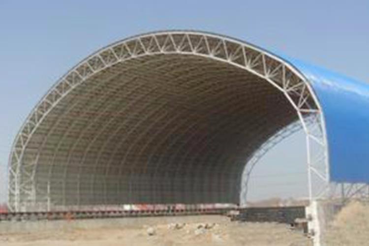 网架工程结构是由很多杆件通过节点，按照一定规律组成的网状空间杆系结构