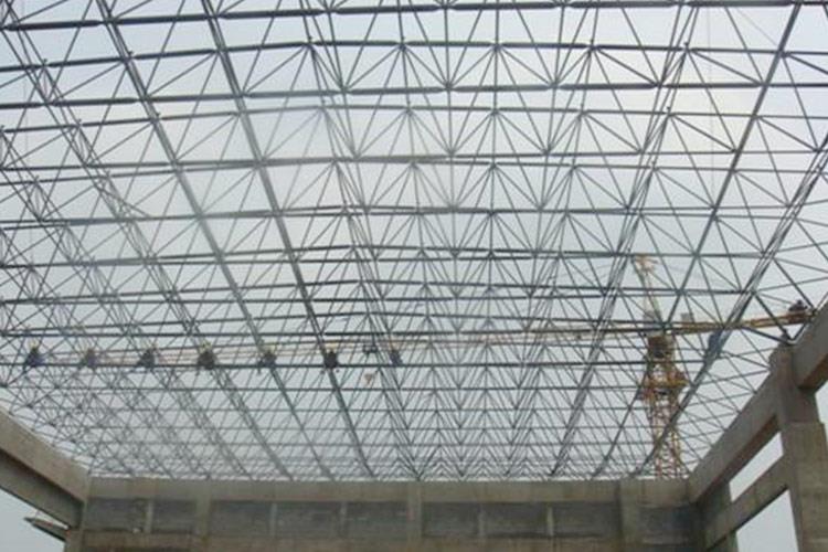 网架结构为一种空间杆系结构，具有三维受力特点，能承受各方向的作用