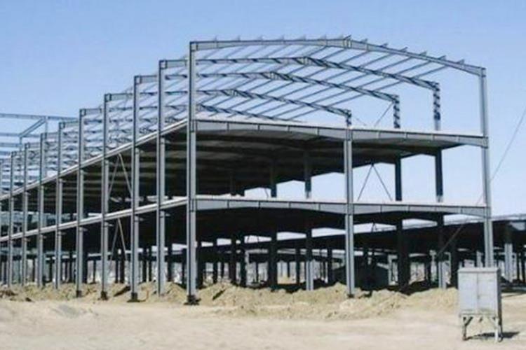 钢结构工程是以钢材制作为主的结构，主要由型钢和钢板等制成的钢梁、钢柱、钢桁架等构件组成