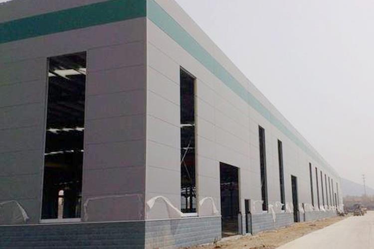 各构件或部件之间通常采用焊缝、螺栓或铆钉连接，是主要的建筑结构类型之一